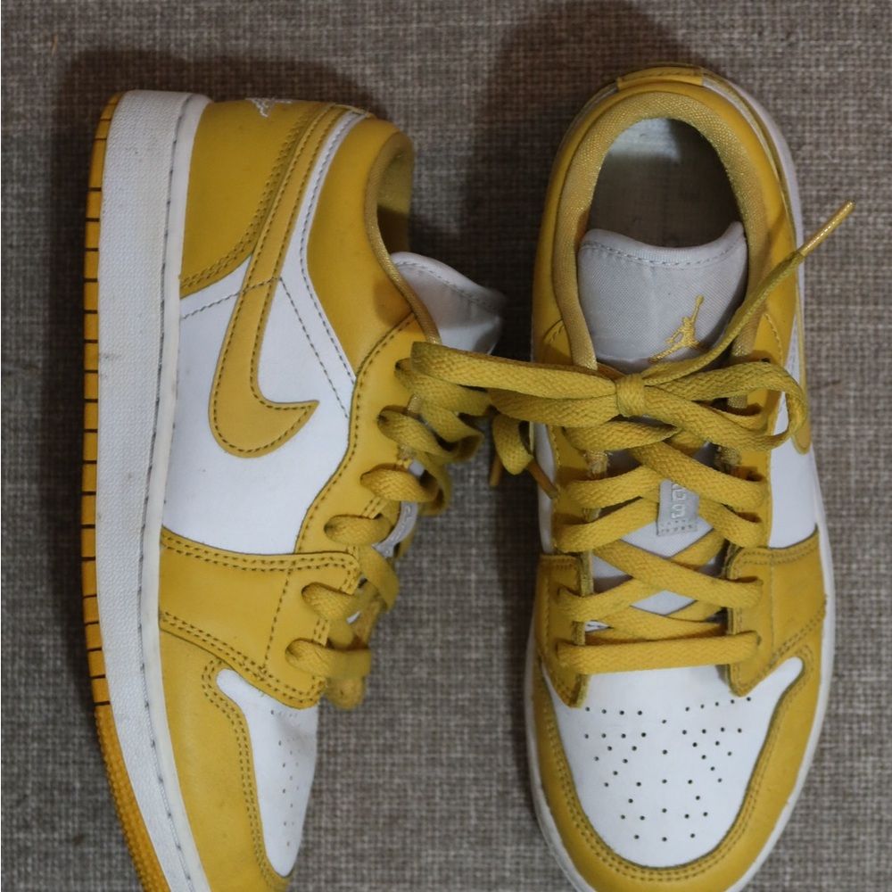 Nike Jordan 1 Yellow and white colorway